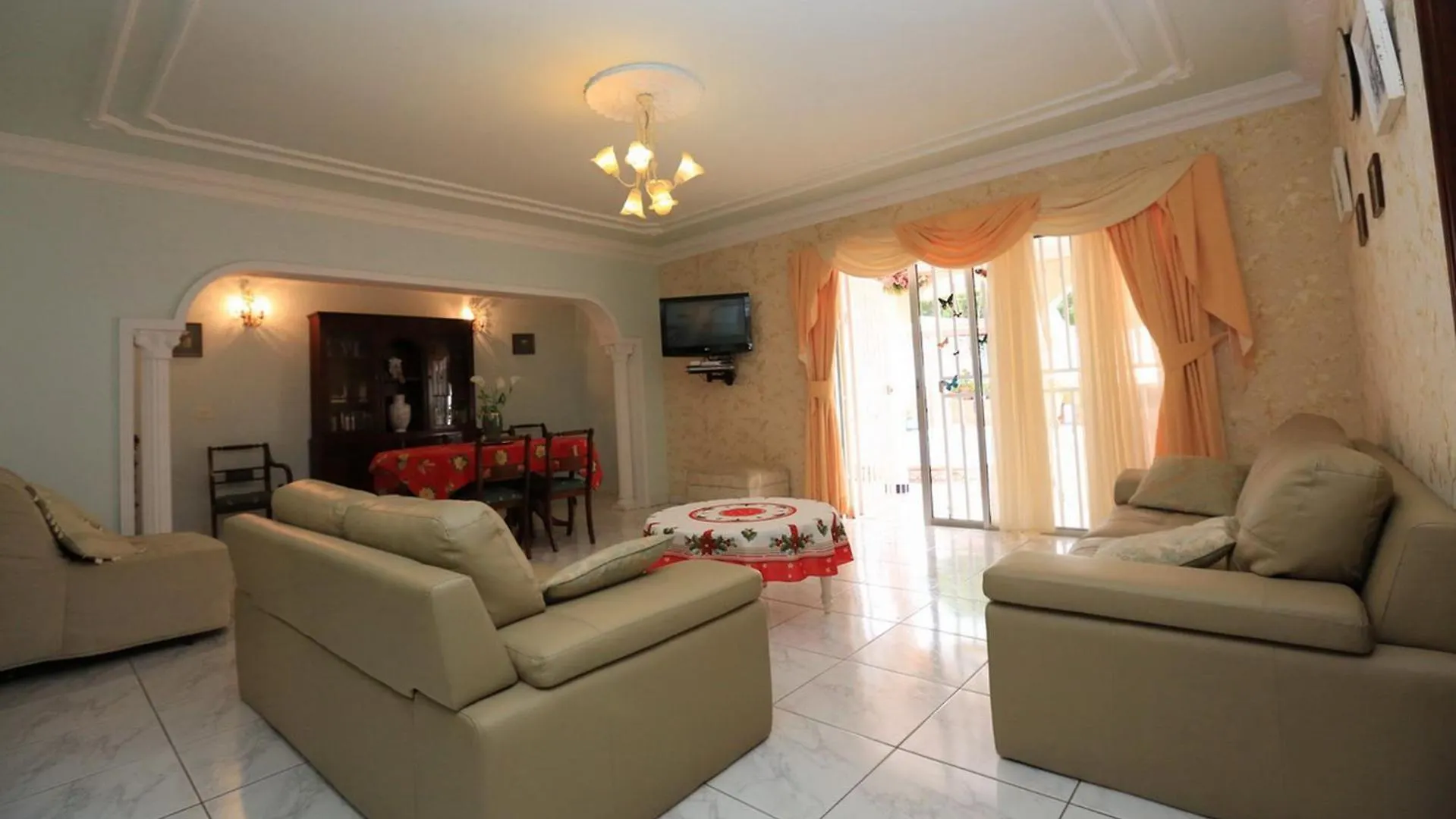 Luxurious Violet Villa 阿德耶